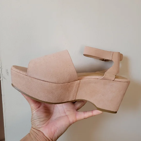 Size 9 shoe - Picture 2 of 3